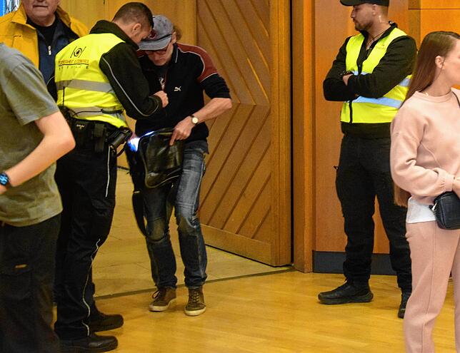 Ein privater Sicherheitsdienst kontrollierte die Taschen am Eingang zur Wahlarena des Jugendparlamentes in Bad Säckingen.