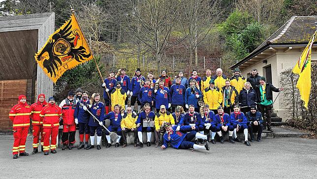 Gruppenfoto mit DLRG und Polizei: die Mitglieder der Narrenzunft Überlingen und der Hofnarrenzunft Mainauer Paradiesvögel.