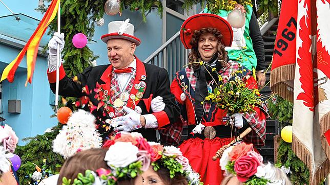Die Narreneltern auf ihrem Weg zur Trauung.