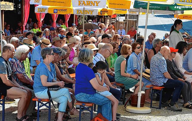 Bild 12: Reges Treiben beim Stadtfest am Samstagabend und Sonntagmorgen