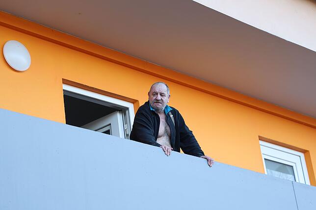 Frank Schmidt vor seinem Appartement im ersten Stockwerk.