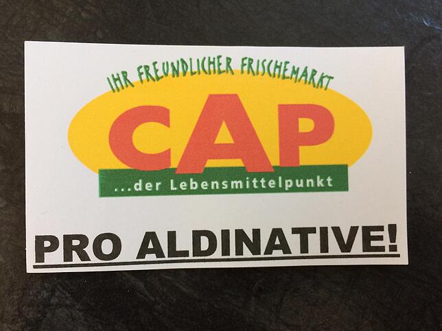 Der Cap als „Aldinative“ – also Alternative zu Aldi. Dieser Aufkleber wurde von einigen Besuchern der Sitzung gut ...