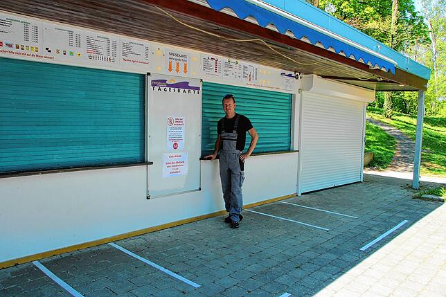 Oliver Krüger steht vor dem Kiosk. Die Streifen zeigen den Gästen an, wie sie sich zu verhalten haben.