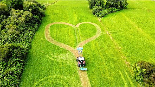 Das ist ihr Herzblatt: Traktor und Herz aus der Vogelperspektive.