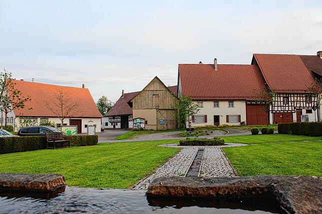 Unser Bild zeigt das ehemalige landwirtschaftliche Anwesen Vogler gegenüber dem Rathaus vor dem Abriss. Es umfasst rund 3400 ...
