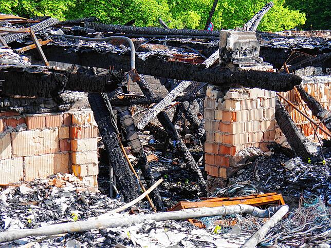 Die Brandruine der Scheffelhalle. Die Reste könnten alle mit Asbest belastet sein.