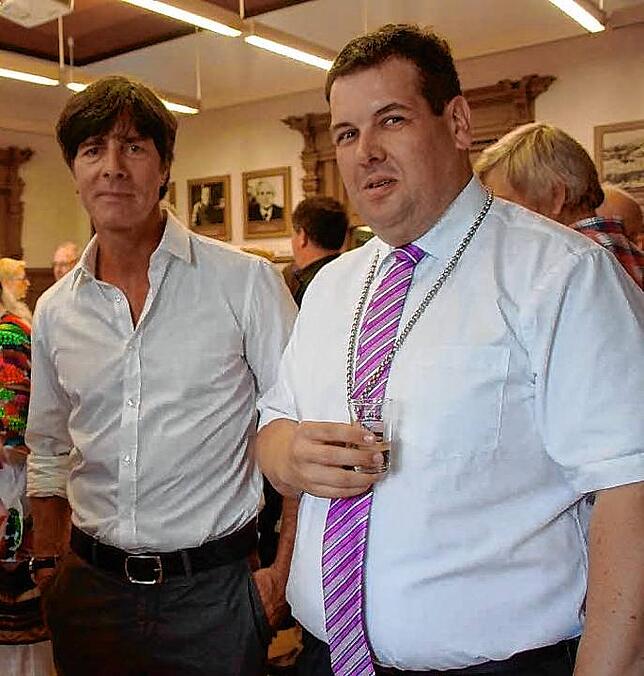 Jogi Löw und Bürgermeister Peter Schelshorn beim Empfang zu „900 Jahre Schönau im Schwarzwald“.