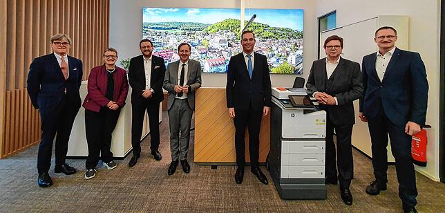 Freude über das neue Volksbank-Gebäude (von links): Aufsichtsratsvorsitzender Thomas Pfeiffer, seine Stellvertreterin Barbara ...