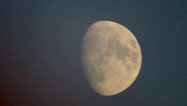 Schnappschuss von unserem täglichen Begleiter, dem Mond. Aufgenommen von Leserreporter Klaus Johner.