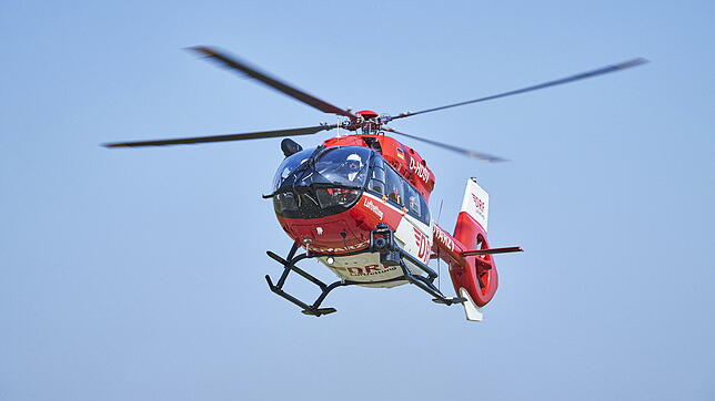 Ein Rettungshubschrauber im Anflug. (Symbolbild). Ein Helikopter musste eine bei Stühlingen verunfallte Frau ins Spital fliegen.