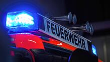 Ein Einsatzfahrzeug der Feuerwehr steht mit Blaulicht bei der Feuerwache (Symbolbild)