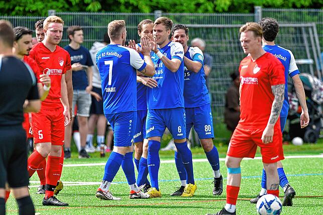 Bild 5: Der FC Radolfzell gewinnt gegen den FC Pfaffenweiler klar mit 5:0 – und wir haben die Fotos!