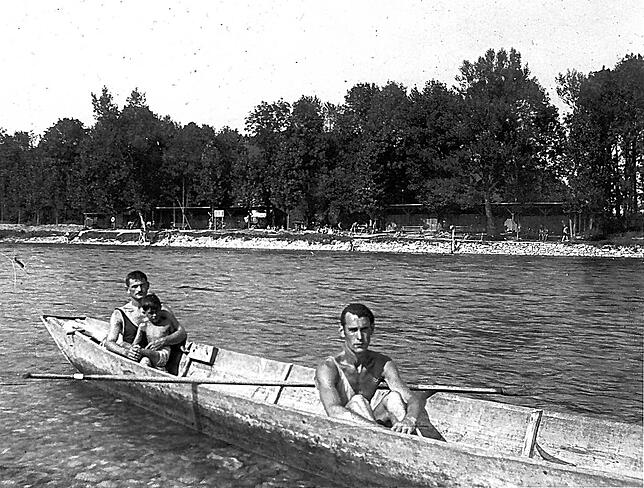 Hans Studinger mit seinem Vater Johann Studinger im Ruderboot (links) nahe dem damaligen Rheinbad, in dem der Vater ab 1932 als ...