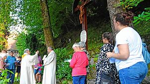 Nach der Heiligen Messe erhält das restaurierte Missionskreuz der Redemptoristen den Segen. Foto: Hans-Jürgen Kommert