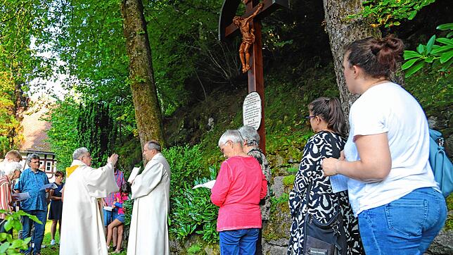 Nach der Heiligen Messe erhält das restaurierte Missionskreuz der Redemptoristen den Segen. Foto: Hans-Jürgen Kommert