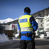 Die Sicherheitsvorkehrungen in der Alpenstadt – im Bild ein Polizist – sind enorm.
