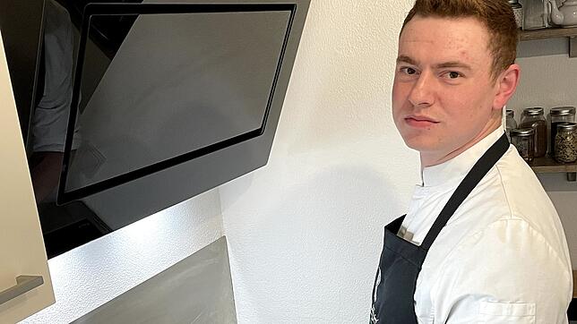 Nachdem er seinen Kindheitswunsch, das Kochen auf einem Schiff, erfüllt hat, wagt sich Marvin Baier nun als Mietkoch den Weg in die ...
