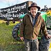 Landwirt Anton Schraff hat an der neuen Bundesstraße auf seinem Grund und Boden einen Hänger samt Plakat platziert.