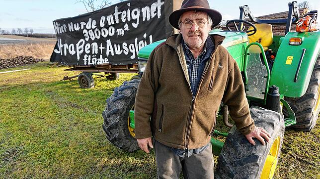 Landwirt Anton Schraff hat an der neuen Bundesstraße auf seinem Grund und Boden einen Hänger samt Plakat platziert.