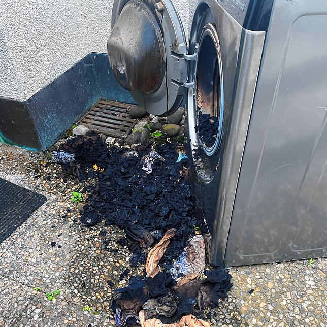 Auch die Kleidung in der Waschmaschine hatte zu brennen begonnen.