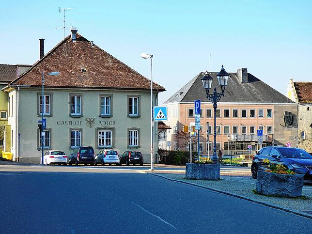 Der „Adler“ – hier dessen Nordseite – liegt zentral am Marktplatz, im Hintergrund ist das Rathaus.