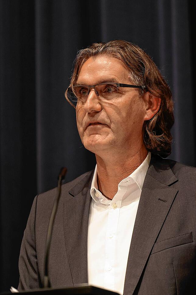 Frank Schweitzer bei der zweiten Kandidatenvorstellung zur Bürgermeisterwahl Gaienhofen in der Höri-Halle.