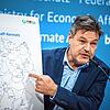 Robert Habeck zeigt bei der Vorstellung des Wasserstoff-Kernnetzes auf eine Deutschlandkarte. In Süd-Baden-Württemberg fehlen die Leitungen.
