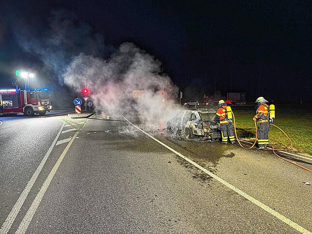 Die Singener Feuerwehr war mit vier Fahrzeugen und 15 Einsatzkräften vor Ort.