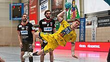 Die Konstanzer Drittliga-Handballer (Niklas Ingenpaß am Ball) haben eine Rechnung offen mit der SG Leutershausen. Der Tabellenzweite ...