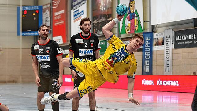 Die Konstanzer Drittliga-Handballer (Niklas Ingenpaß am Ball) haben eine Rechnung offen mit der SG Leutershausen. Der Tabellenzweite ...