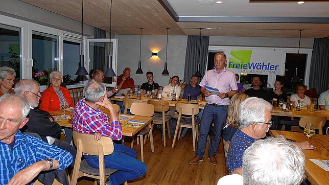 FW-Vorsitzender Wolfgang Rößler zeigt sich begeistert vom Interesse an der Wahlveranstaltung. Bild: Wolf-Dieter Guip