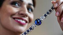 Eine Mitarbeiterin des Auktionshauses Sotheby‘s hält ein Armband mit einem Cabochon Saphir mit 46,07 Karat in der Mitte. Edelsteine als ...