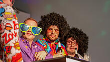 Männer, die lieber an der Disko-Bar sitzen, als mit aufregenden Mädchen zu tanzen (von links): Dominik Obert, Jürgen Speh und Yannick ...