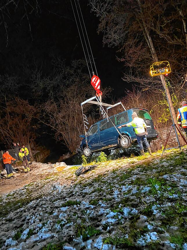 Bild 7: Bilder von der Bergung eines Autos aus der Stockacher Aach