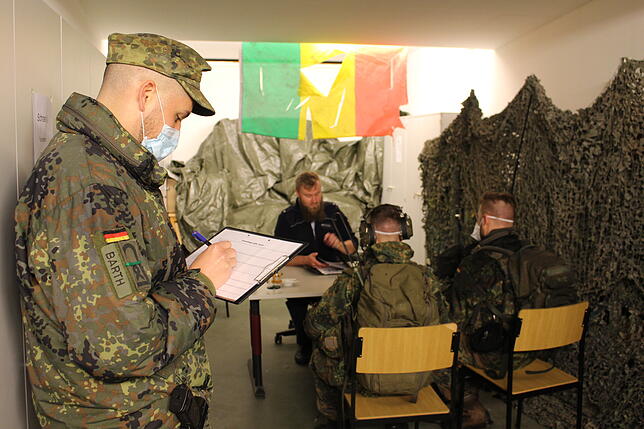 Übungsgespräch: Hauptfeldwebel Samir Barth (links) macht sich Notizen. Zwei Soldaten unterhalten sich hier mit einem malischen ...