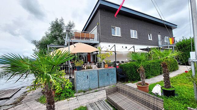 Das La Oliva beim Eisenbahner Sportverein verfügt über eine herrliche Seeterrasse – Palmen inklusive.