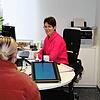 Karin Holweger nimmt im Einwohnermeldeamt Anträge auf Ausstellung von Ausweisen oder Wahlscheinen entgegen. Bilder: Stadtverwaltung