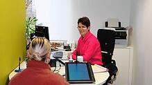 Karin Holweger nimmt im Einwohnermeldeamt Anträge auf Ausstellung von Ausweisen oder Wahlscheinen entgegen. Bilder: Stadtverwaltung