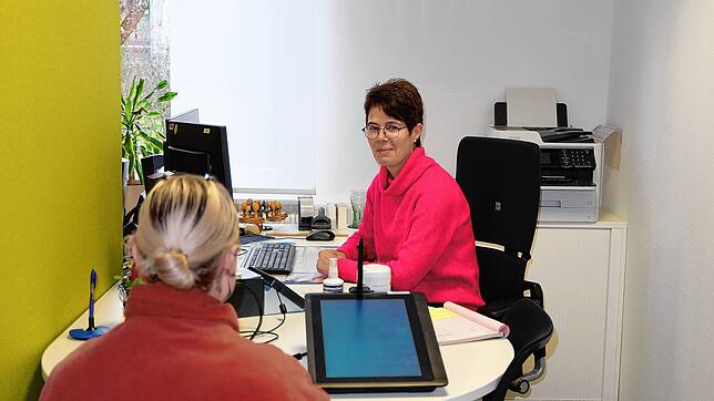 Karin Holweger nimmt im Einwohnermeldeamt Anträge auf Ausstellung von Ausweisen oder Wahlscheinen entgegen. Bilder: Stadtverwaltung