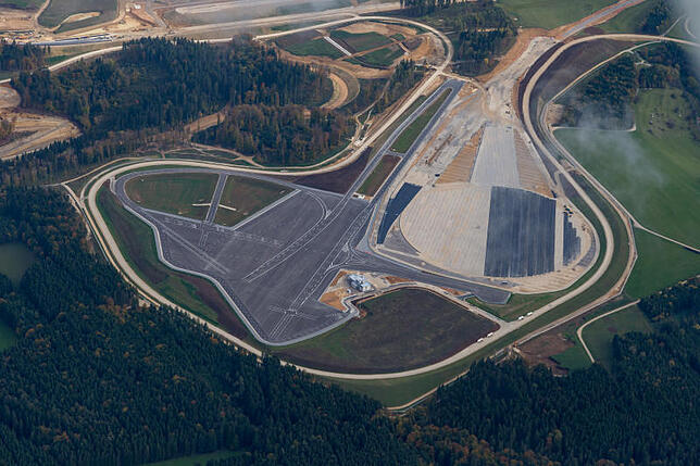 Das Immendinger Daimler-Prüfzentrum gewinnt Konturen: Inzwischen ist die kreisförmige Trasse für Fahrdynamik (rechts) fertig, ebenso die ...