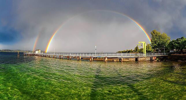 Ein Regen- samt Nebenregenbogen über dem Bodensee bei Konstanz-Dingelsdorf.