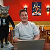 Stolz klopft der Kater Miau Niklas Klein auf die Schulter. Der Vereins-Schriftführer hat ein digitales Konzept fürs Jubiläums-Wochenende ...