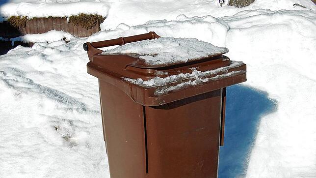 Obacht im Winter: Auch Biomüll kann frieren &ndash; und zwar festfrieren. Dann kann die Tonne nicht geleert werden. Um diesen Ärger zu ...