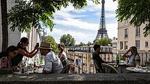 Von den Millionen Olympia-Besuchern ist in Paris abseits der Sportstätten kaum etwas zu sehen: Die spärlich besuchte Terrasse eines ...