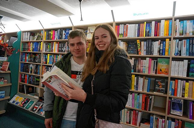 Lesefreuden: Alina und Yannik aus Klettgau schauen beim Sonntagsverkauf in der Buchhandlung Kögel vorbei. Bild: Ursula Freudig
