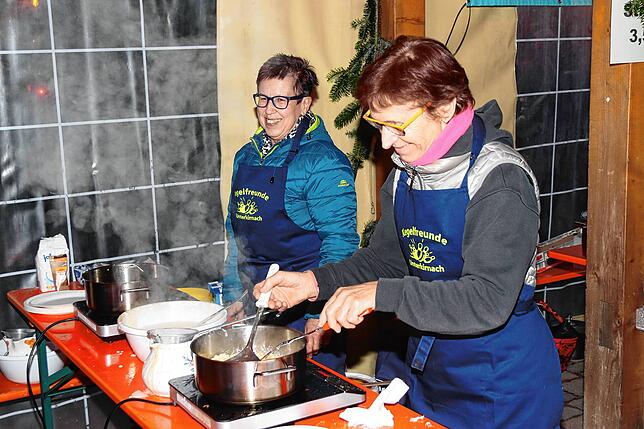 Bild 17: Gesang und Glühweinduft vor der Kirnachmühle: Der Unterkirnacher Weihnachtsmarkt lädt zum Verweilen
