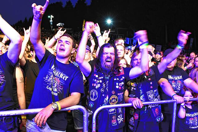 Metalacker in Tennenbronn mit begeisterten Metal-Fans vor der Bühne.
