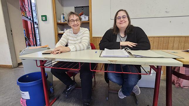 Wahlsonntag, Blick in das Wahlbüro in der Donaueschinger Realschule. Ute Augenstein und Marjana Jürk sind Wahlhelferinnen.