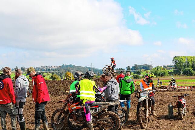 Bild 8: Geländemaschinen drehen auf: Motocross-Fahrer beweisen bei der Enduro-Challenge in Löffingen Geschicklichkeit und Mut