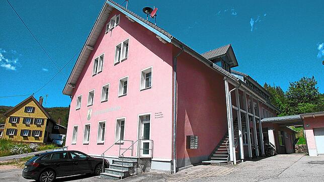 Die Wohnungen im Gemeindehaus in Urach sind derzeit nicht belegt. Ein komplettes Gebäude    in städtischem Besitz und direkt in ...